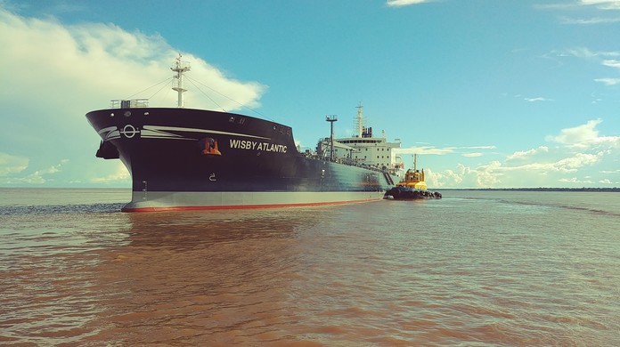 Navio com 50 milhões de litros de petróleo encalha no Rio Amazonas