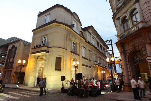 Associação Comercial de Santos atrai visitantes após reforma