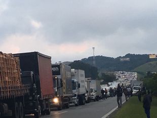 Sem reconhecer acordo, caminhoneiros iniciam mais um dia de protestos