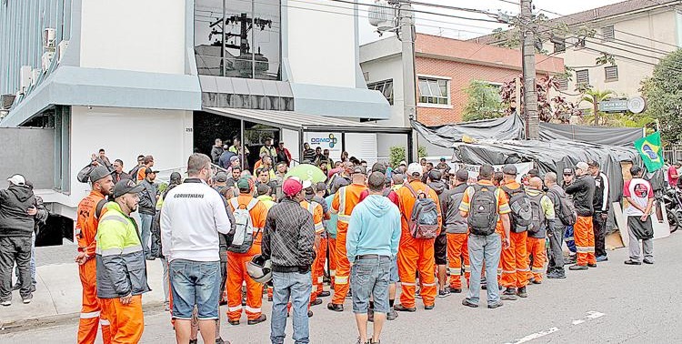 Estivadores protestam em frente ao OGMO e sonham com acordo