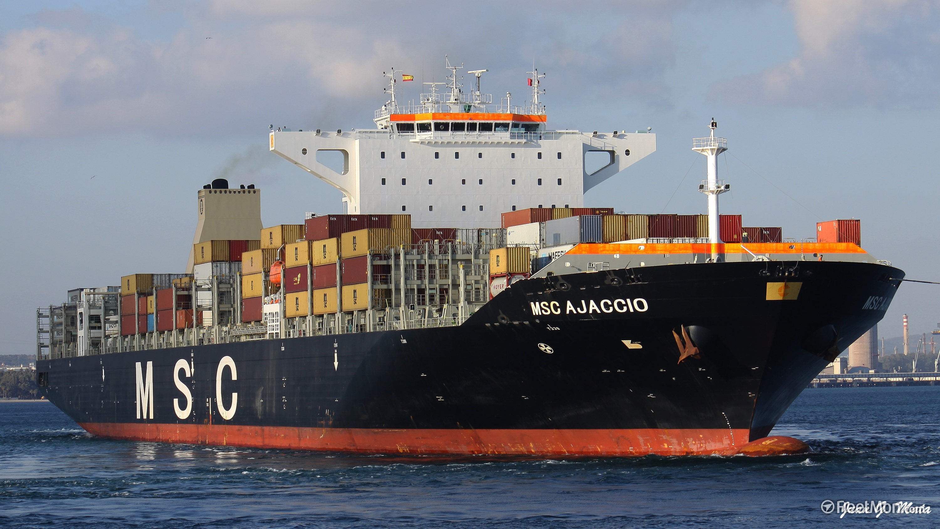 Navio opera com calado de 14,45 metros, recorde em Santos