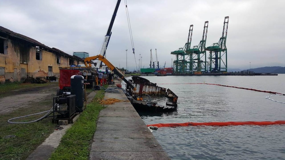 Embarcação naufragada é removida no Porto de Santos, SP, após ordem do Ibama