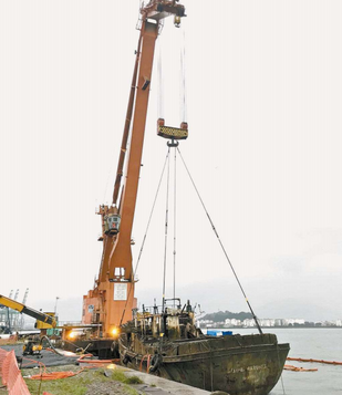 Embarcações abandonadas começam a ser removidas do Porto de Santos