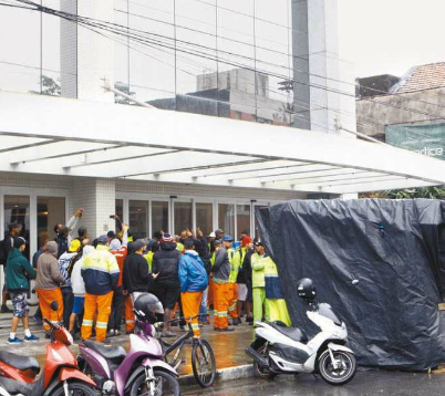 Estiva protesta na porta do SOPESP