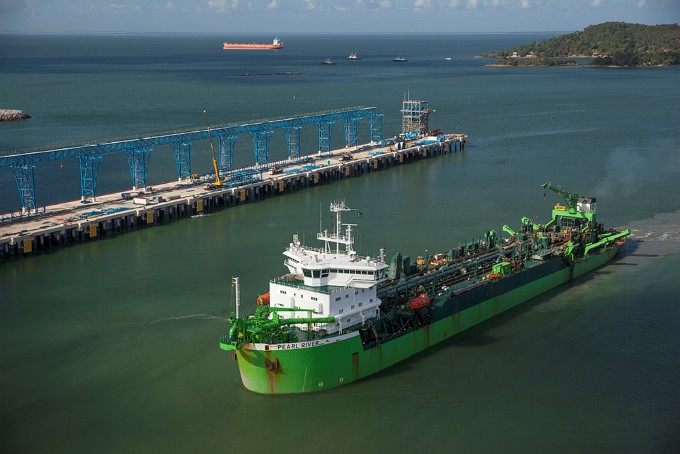 Porto do Rio Grande apresenta draga que fará limpeza do canal de acesso