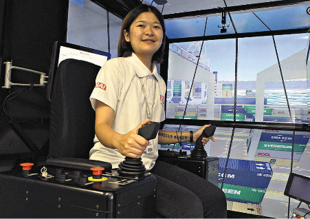 Estudante chinesa pesquisa operações do cais santista