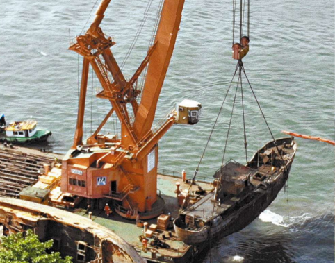 Navio naufragado é resgatado