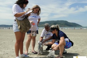 Instituto promove 19º mutirão de limpeza em área delimitada da praia de Santos