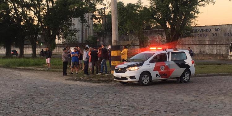 Caminhoneiros protestam contra decisão do STF na entrada do Porto de Santos