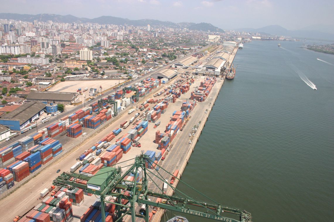 Porto de Santos movimenta 110 mi de toneladas de carga em 2018