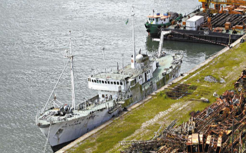 Navio Prof. W. Besnard espera estudo para tombamento