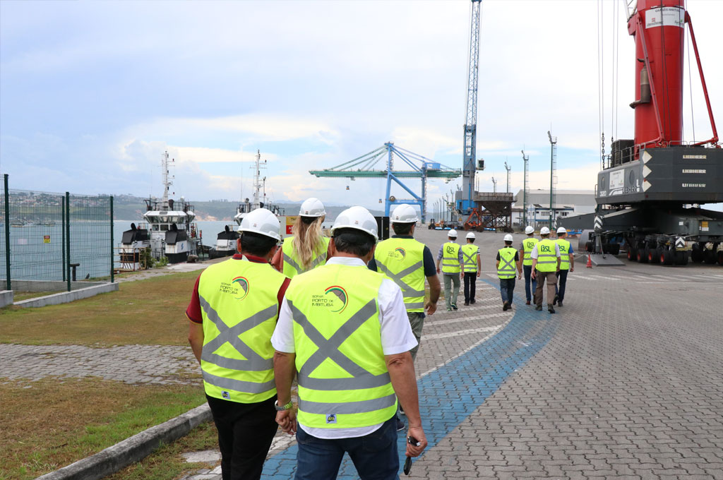 Investidores suecos prospectam importação de madeira no Porto de Imbituba