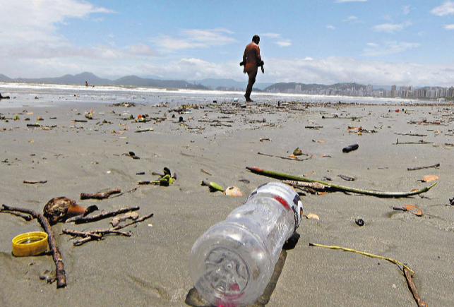 Pesquisa identifica origem do lixo nas praias de Santos