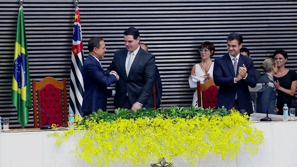 Doria assina projeto de lei para fundir empresas públicas