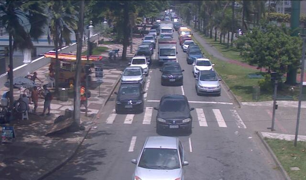 Travessia de balsas entre Santos e Guarujá tem fila de mais de 1h