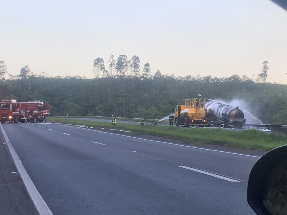 Régis Bittencourt segue parcialmente interditada após incêndio em carreta em Cajati, SP