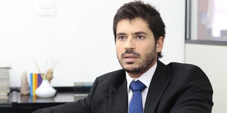 Júnior Bozzella busca solução para crise na saúde da Baixada Santista