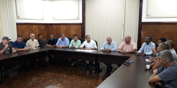Prefeito de Santos recebe caminhoneiros para discutir estacionamento no Porto