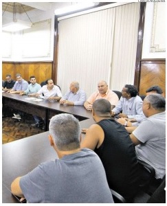 Caminhoneiros pedem para ficar em terreno