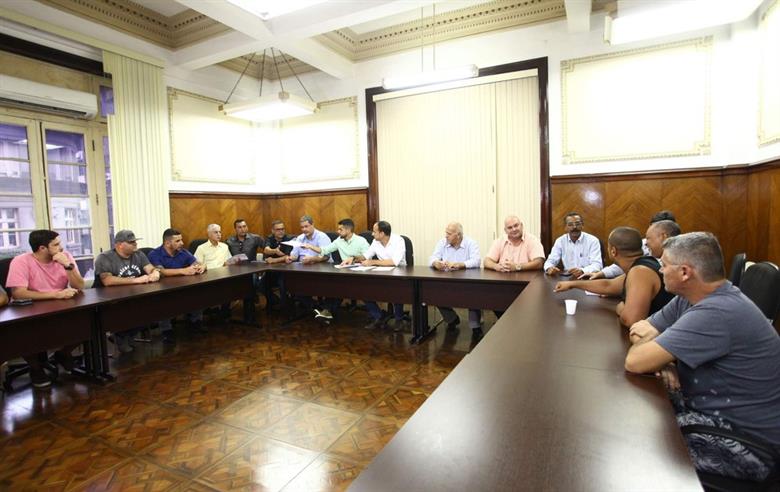 Por área de estacionamento, caminhoneiros agendam encontro com a Codesp