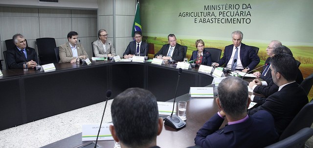 Ministra recebe empresários do setor de reciclagem animal