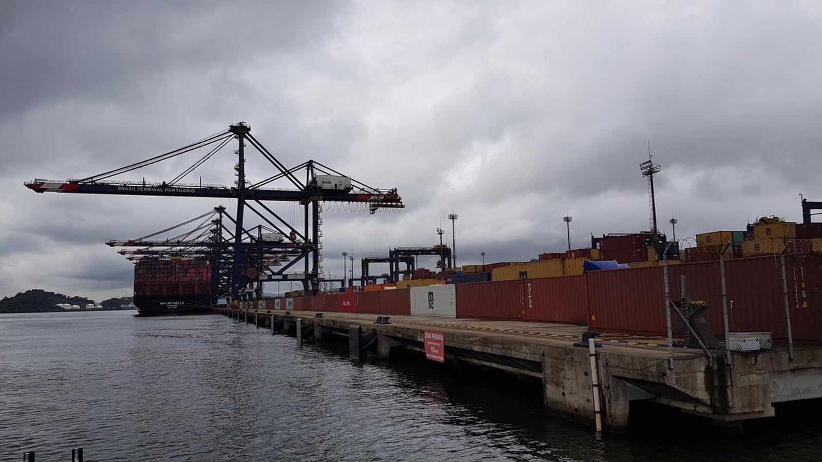 Terminal faz 'muralha' de contêineres para evitar invasão de grevistas no Porto de Santos, SP