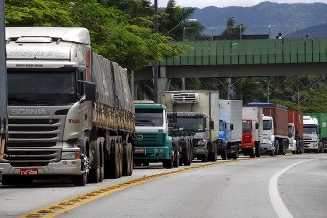 Greve de caminhoneiros: Santos não para, diz líder do Sindicam 