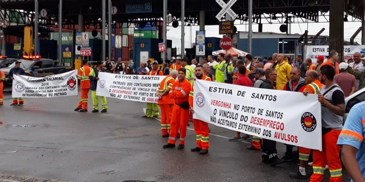 Estivadores realizam manifestação nesta sexta-feira, no Porto de Santos