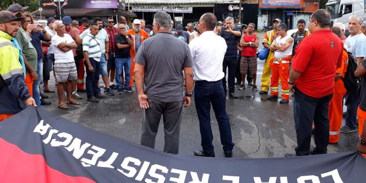 Em greve, estivadores realizam terceira manifestação no Porto de Santos