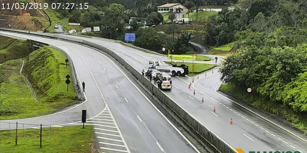 Trecho da Rodovia Tamoios está interditado devido a deslizamentos
