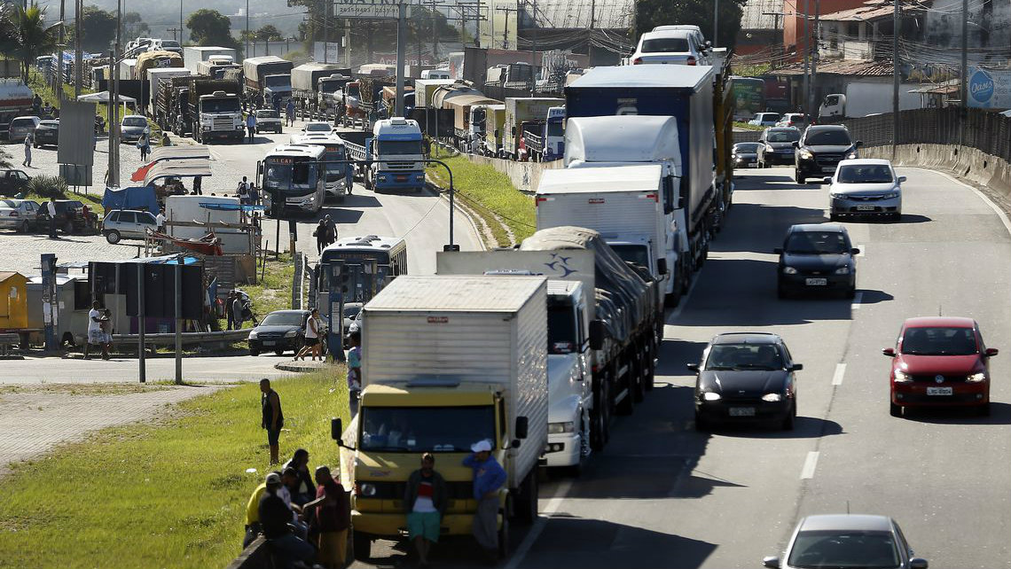 Caminhoneiros se mobilizam para nova paralisação dia 30 de março