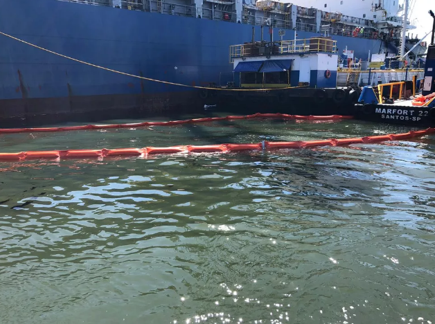 Quatrocentos litros de combustível de navio vazaram no Porto de Santos, SP
