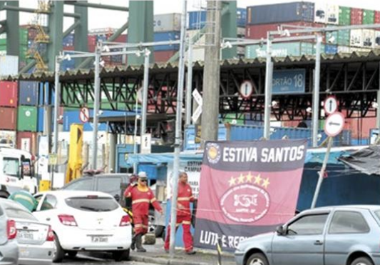 Estivadores fazem assembleia e saem em passeata