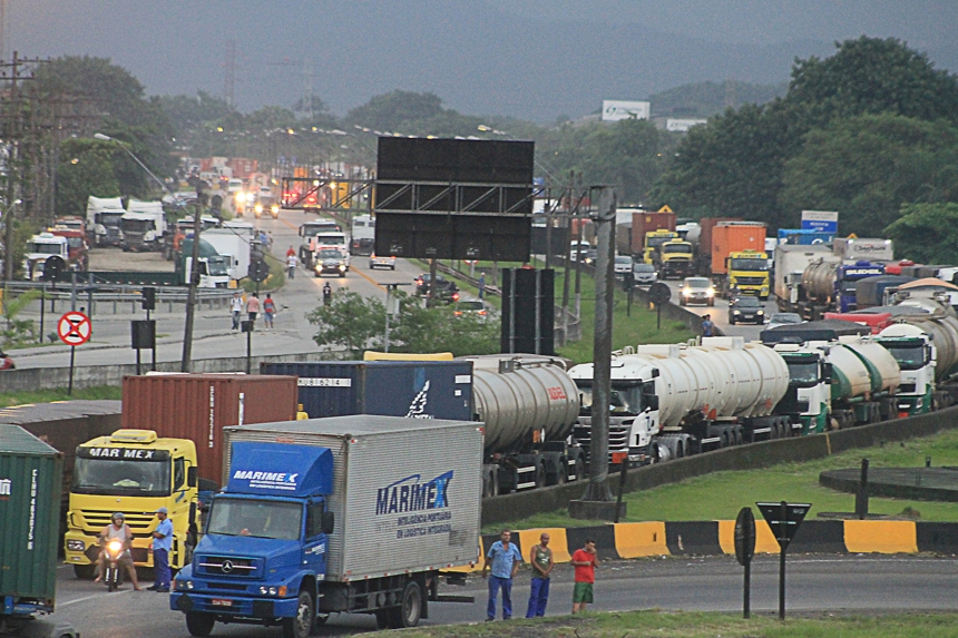 Excesso de caminhões deixa tráfego congestionado no acesso ao Guarujá 