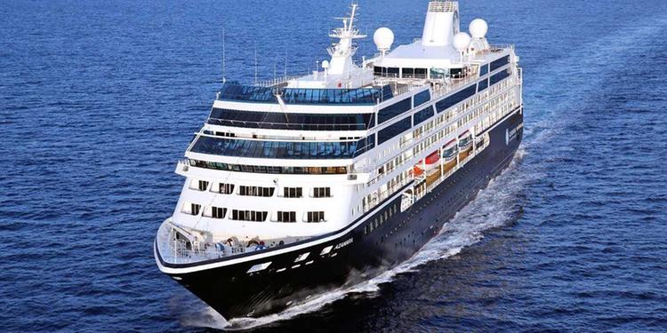 Navio Azamara Pursuit faz sua última escala da temporada no Porto de Santos