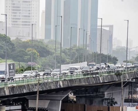 Viaduto reabre e Marginal fica livre