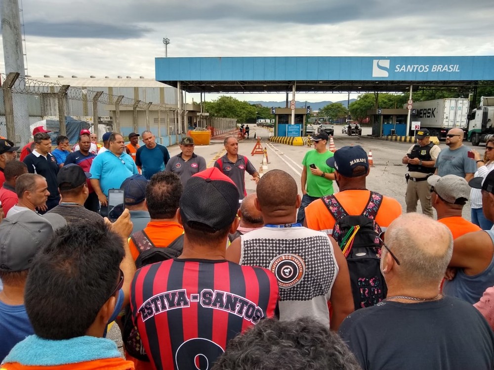 Greve completa uma semana e estivadores se reúnem em terminal no Porto de Santos, SP