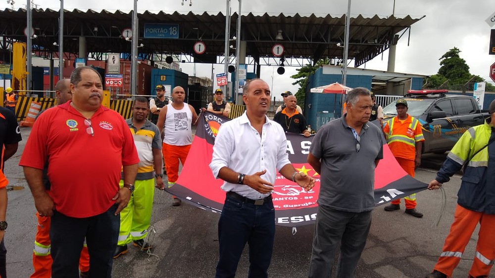 Estivadores protestam no 10º dia de paralisações no Porto de Santos