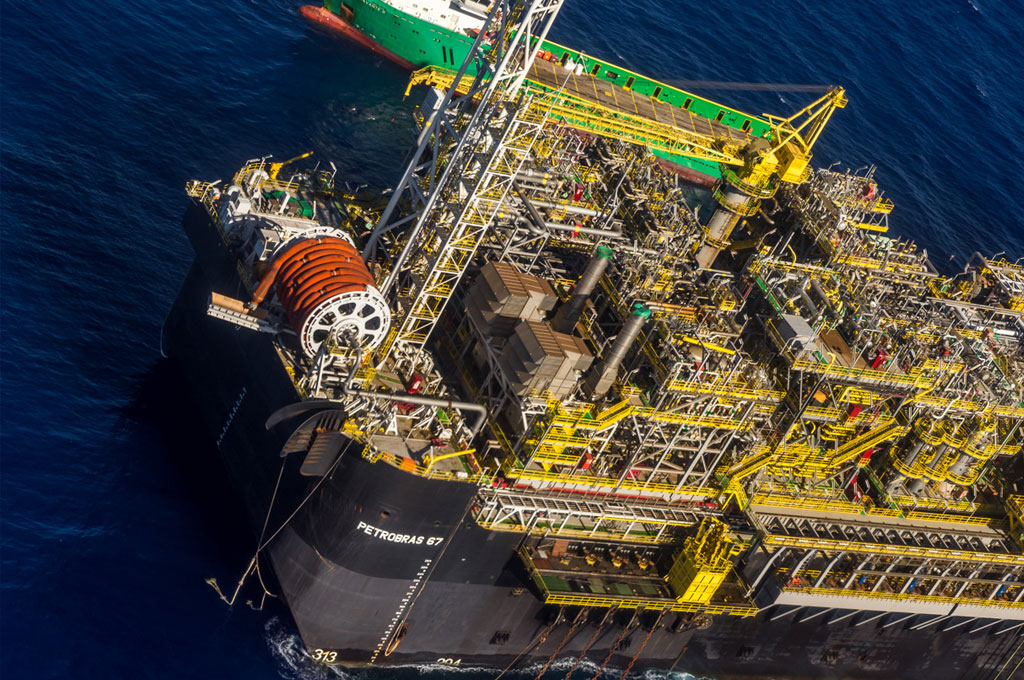 Petrobras transfere funcionários de seis cidades para o Rio