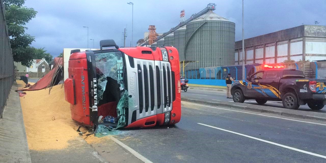 Tombamento de caminhão deixa 60 t de soja espalhadas em avenida do Porto