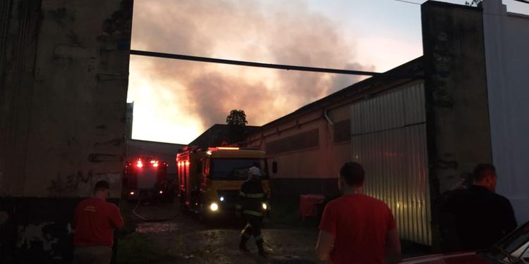 Odor de incêndio em armazém de ração incomoda moradores de Santos