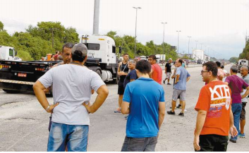 Caminhoneiros realizam protesto no Porto