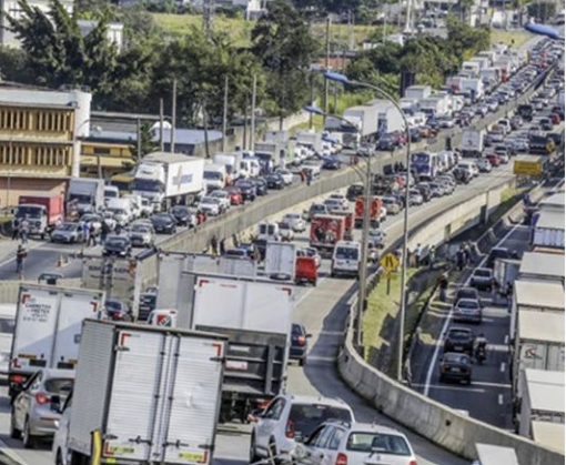 Insatisfeitos, caminhoneiros ameaçam greve em maio