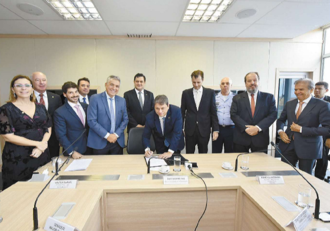 Ministro assina anuência para concessão de aeroporto