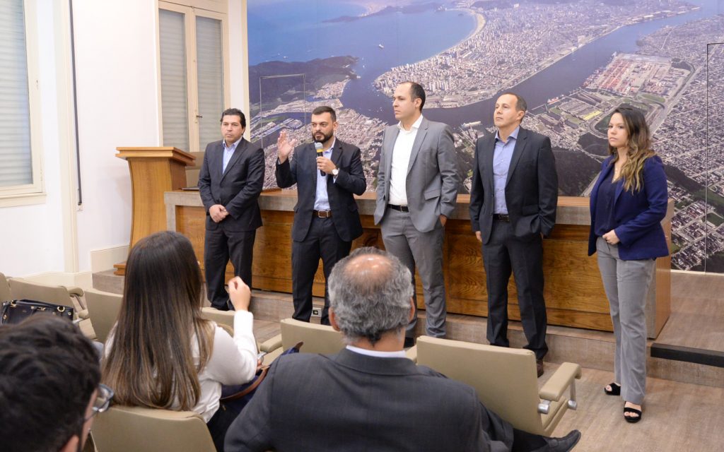 Grupo de 70 de juízes do Trabalho visita Porto de Santos