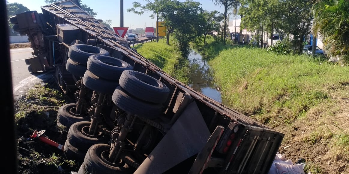 Caminhão com carga de açúcar tomba na Rodovia Anchieta