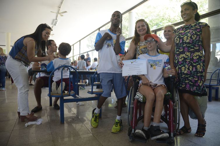 Marinha recebe crianças com deficiência