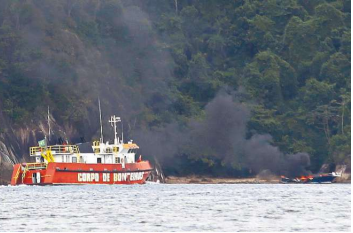 Incêndio destrói lancha em Santos