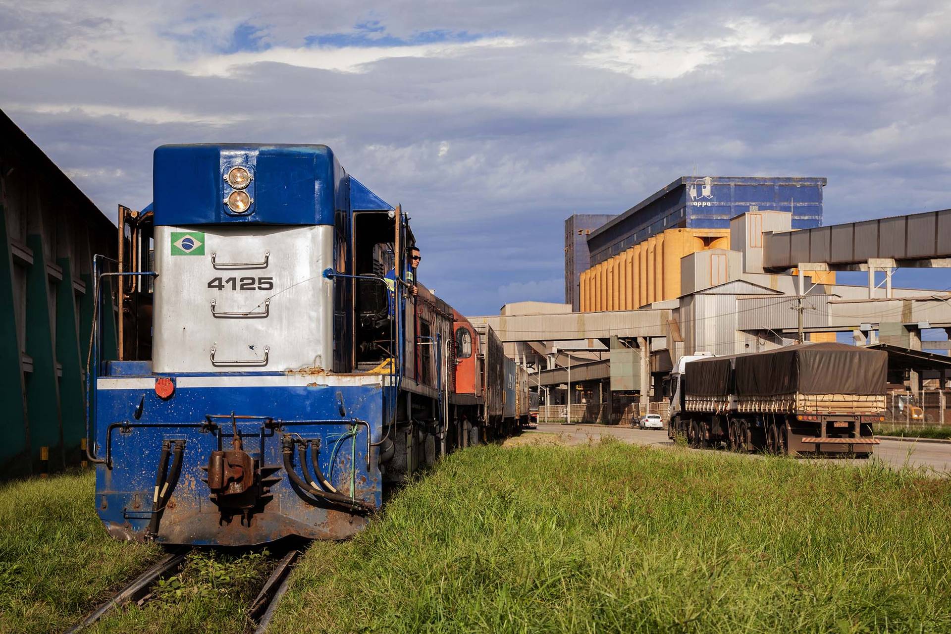 Carga movimentada por trem até portos do Paraná de janeiro a abril cresce 15%