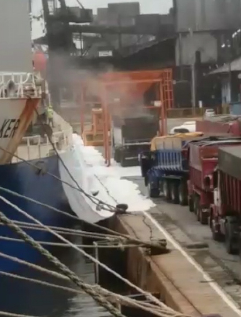 Descarga de rocha fosfática é suspensa em berço no Porto de Santos